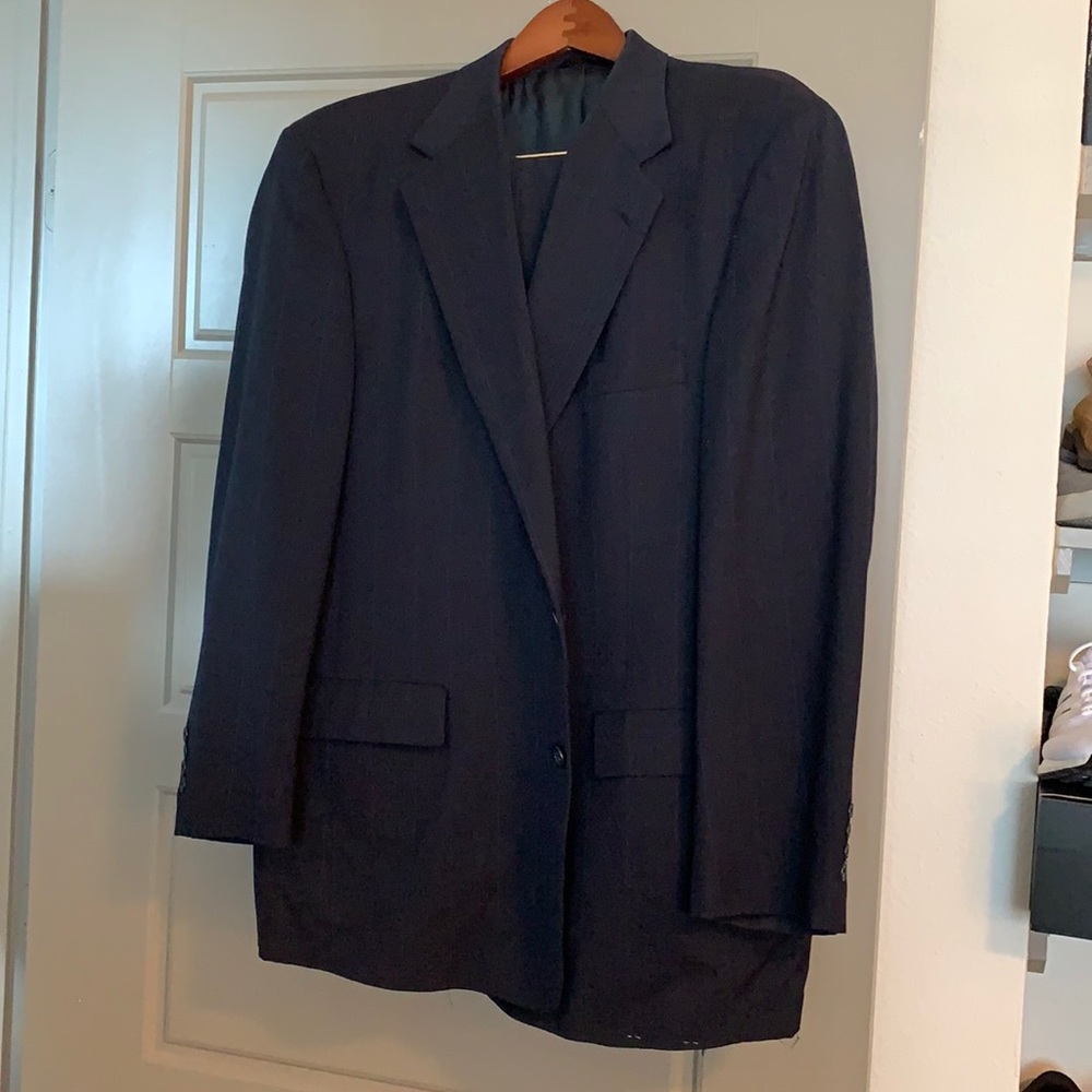 Round tree and York’s men’s dark blue wool suit